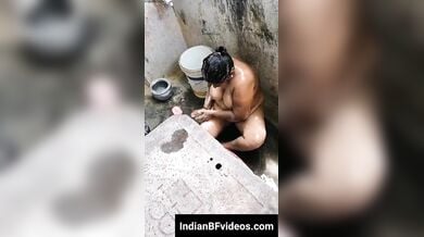 बिग बूब्स पड़ोसी आंटी को नंगी नहाते हुए देखे चुपके से