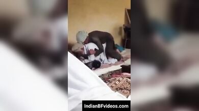 पाकिस्तानी जवान लड़का चोद रहा है बूढ़े आदमी की गांड