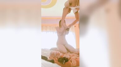 गर्लफ्रेंड के हाथ बांधकर BDSM चुदाई की तैयारी