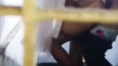 क्लासमेट्स की चुदाई चुपके से देखते सहपाठी