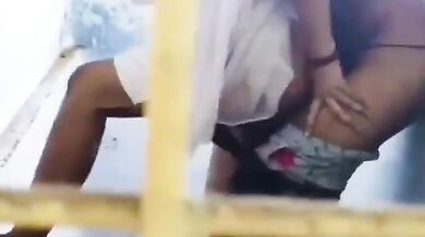 क्लासमेट्स की चुदाई चुपके से देखते सहपाठी