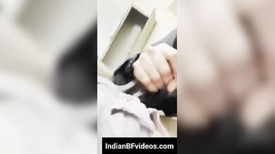 यंग देसी लवर का ब्लोजॉब और बूब्स सकिंग वीडियो