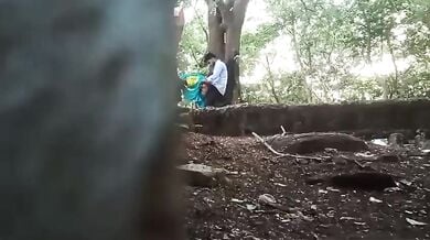 खुले में चुपके से डॉगीस्टाईल चुदाई कर रहे लवर्स पर रखी निगरानी