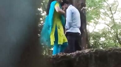 खुले में चुपके से डॉगीस्टाईल चुदाई कर रहे लवर्स पर रखी निगरानी