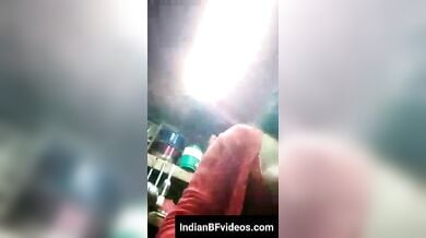 रसोई के अंदर गाँव की ऑन्टी का पडोसी अंकल के साथ रोमांस