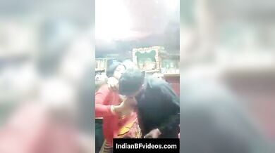 रसोई के अंदर गाँव की ऑन्टी का पडोसी अंकल के साथ रोमांस