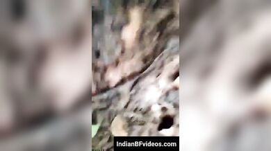 जंगल में शालीन प्रेमिका की बुर खोलकर देखी