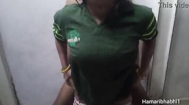 गुलाबी ब्रा हरि पेंटी वाली बीवी की चुदाई