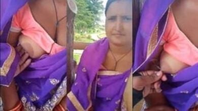 पार्क में भाभी ने साड़ी ब्लाउज में से दिखाया चूचा
