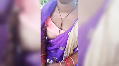 पार्क में भाभी ने साड़ी ब्लाउज में से दिखाया चूचा
