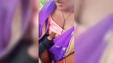 पार्क में भाभी ने साड़ी ब्लाउज में से दिखाया चूचा