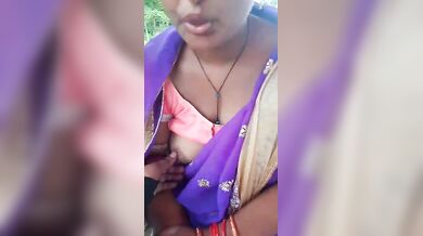 पार्क में भाभी ने साड़ी ब्लाउज में से दिखाया चूचा