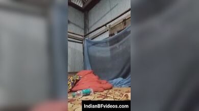 बिसलेरी बोतल से चूत चोदती चुदासी गरीब आंटी