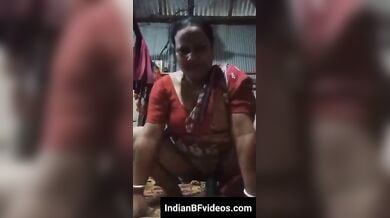 बिसलेरी बोतल से चूत चोदती चुदासी गरीब आंटी