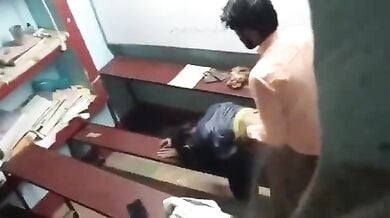 ट्यूशन टीचर ने स्टूडेंट को क्लासरूम में चोदा, किसी ने चुपके से फिल्माया