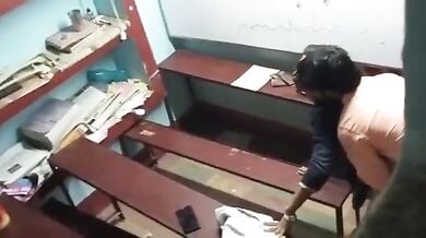 ट्यूशन टीचर ने स्टूडेंट को क्लासरूम में चोदा, किसी ने चुपके से फिल्माया