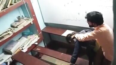 ट्यूशन टीचर ने स्टूडेंट को क्लासरूम में चोदा, किसी ने चुपके से फिल्माया