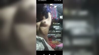 चुदास मिटाने के लिए चूत सहलाती गरीब लड़की