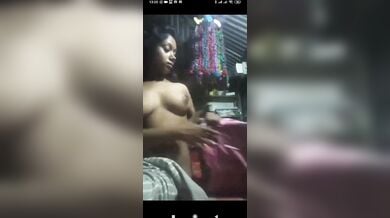 चुदास मिटाने के लिए चूत सहलाती गरीब लड़की