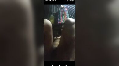 चुदास मिटाने के लिए चूत सहलाती गरीब लड़की