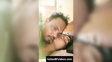 हिंदी मे गन्दी बाते करते हुए बीवी की झाँटो वाली चुत को चोदत्ता पति