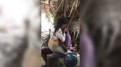 पार्क के खुफिया जगह पर बूब सकिंग, रोमांस करते लवर्स को चुपके से देखें