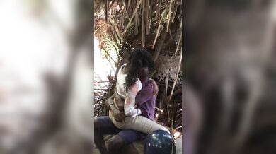 पार्क के खुफिया जगह पर बूब सकिंग, रोमांस करते लवर्स को चुपके से देखें