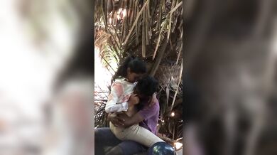 पार्क के खुफिया जगह पर बूब सकिंग, रोमांस करते लवर्स को चुपके से देखें