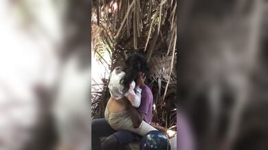 पार्क के खुफिया जगह पर बूब सकिंग, रोमांस करते लवर्स को चुपके से देखें