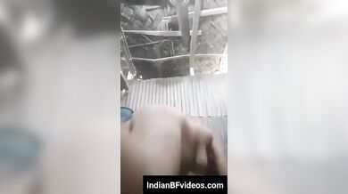 बडे बूब्स वाली गाँव की लड़की ने फैलाके दिखाई अपनी चुत और गांड