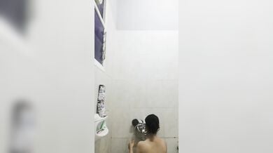 ब्यूटीफुल बूब्स और बटलों वाली नंगी नहाती रिच गर्ल