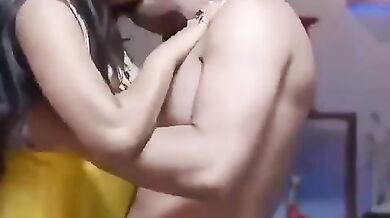 न्यूली मैरिड कपल का हॉट रोमांस!