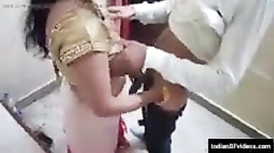 होटल में अपनी बीवी कस्टमर को सौंपी