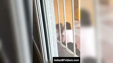 दीदी का अपने प्रेमी के साथ को देख भाई ने छुपके वीडियो बनाया