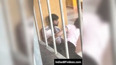 दीदी का अपने प्रेमी के साथ को देख भाई ने छुपके वीडियो बनाया