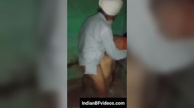 सरदारजी खड़े खड़े रंडी को चोद रहे है पंजाबी सेक्स एमएमएस