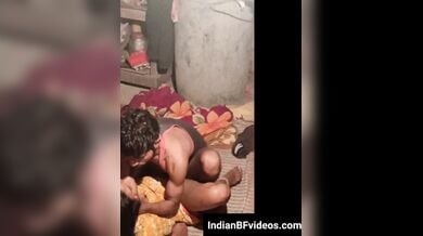 गांव की गरीब कपल की रात वाली चुदाई का पड़ोसी ने छुपके बनाया वीडियो