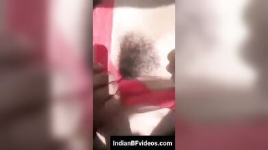 हरी घांस पर लड़की की काले झांटों वाली बुर की चुदाई
