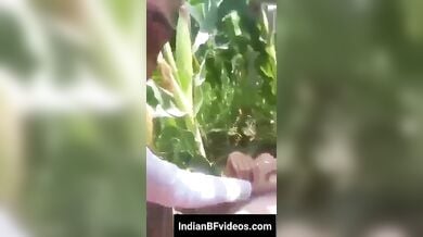 हरी घांस पर लड़की की काले झांटों वाली बुर की चुदाई
