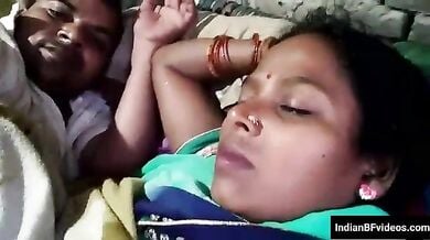 बिस्तर पर लेटे-लेटे गरीब पति पत्नी ने किया सेक्स