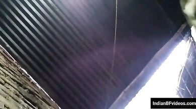 बिस्तर पर लेटे-लेटे गरीब पति पत्नी ने किया सेक्स