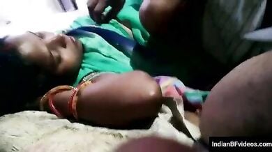 बिस्तर पर लेटे-लेटे गरीब पति पत्नी ने किया सेक्स