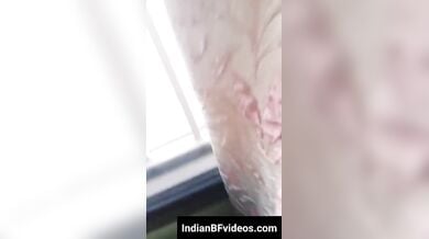 अपनी सेक्सी गांड दिखाते हुए बीएफ का लंड चुस्ती तेलगु लड़की
