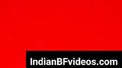 खड़े-खड़े अपना नंगा बदन दिखाती इंडियन गर्ल