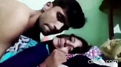 क्यूट गर्लफ्रेंड को आगे पीछे से चोदा