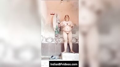 टॉयलेट मे घुसके ऑन्टी ने बनाई अपनी नंगी वीडियो