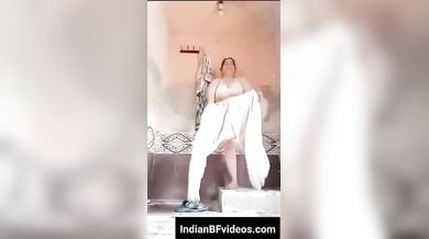 टॉयलेट मे घुसके ऑन्टी ने बनाई अपनी नंगी वीडियो