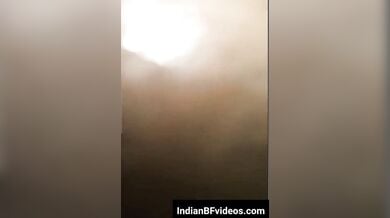 गर्लफ्रेंड की गांड में उंगली डालकर उसकी टाइट चूत चोदी