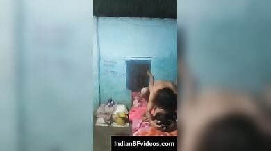 गरीब देहाती पति पत्नी की रात में चुदाई