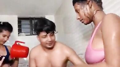 2 सालियों के साथ नंगा नहाने का मजा लेता जीजा